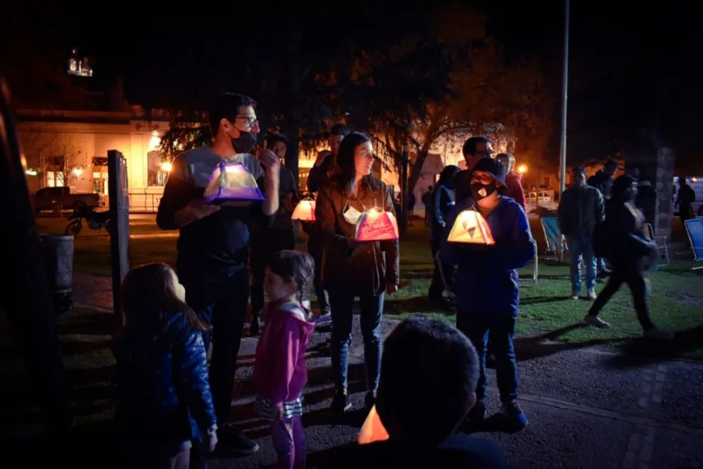 Reflexión, memoria y un cierre de jornada con la ceremonia de las velas en el río Negro
