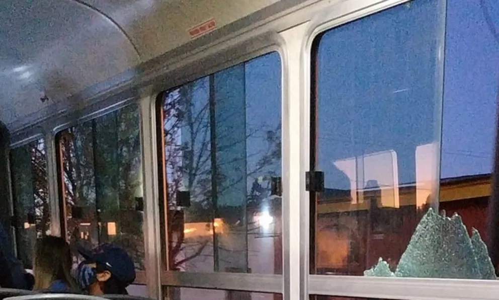 Apedrearon un colectivo y una mujer terminó herida