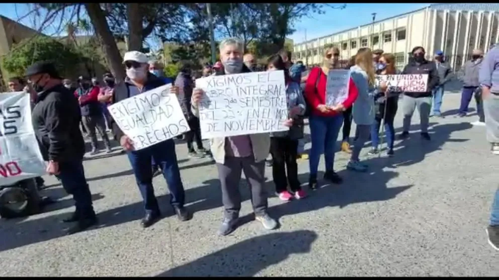 Policías jubilados y pensionados reclaman ser atendidos: "Muchos están en la indigencia"  