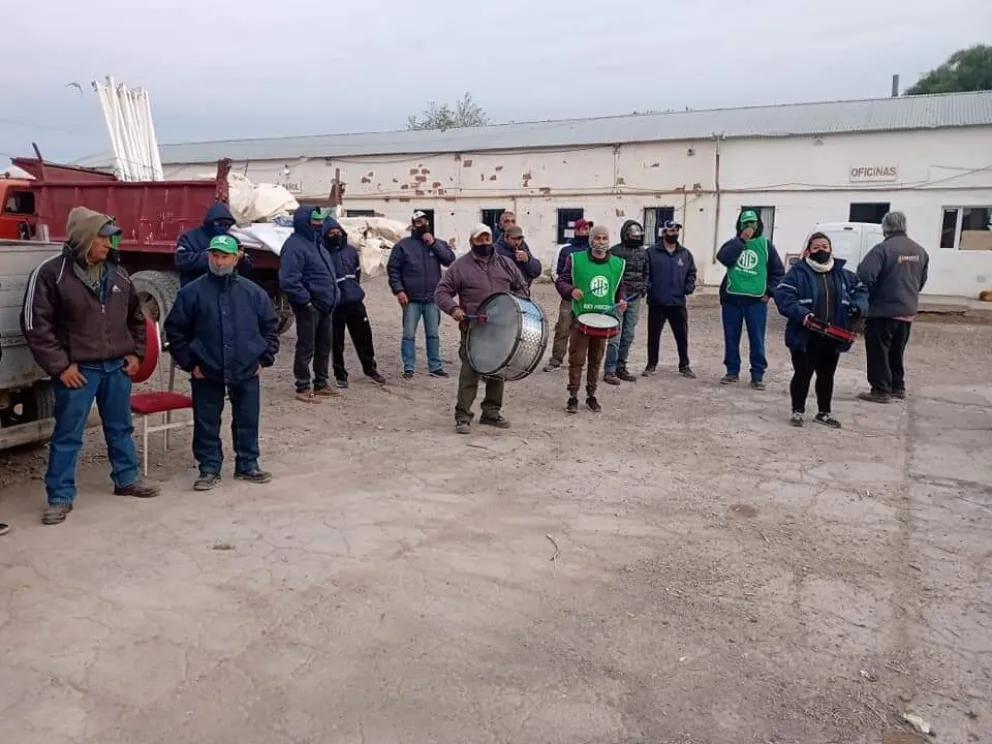 Una protesta gremial por bajos salarios municipales terminó en la comisaría, y con polémica