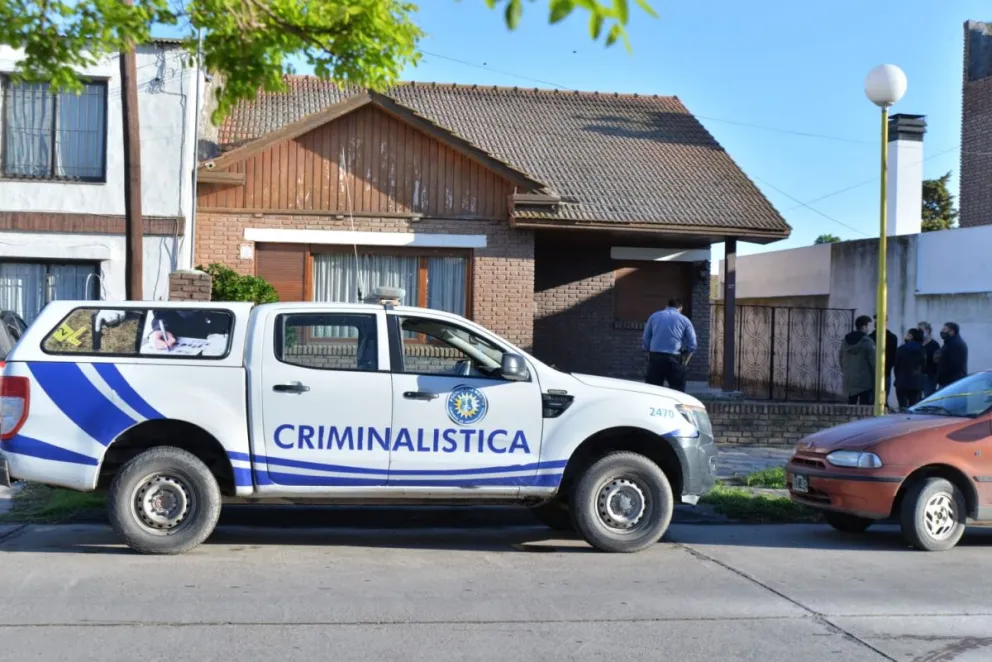 Violento robo en el centro de Viedma: lo ataron, le robaron dólares y se llevaron su auto