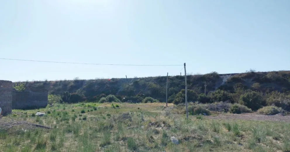 Llegó la luz a la toma de atrás de la vía de manera ilegal