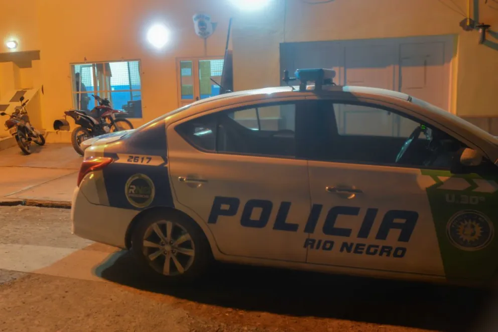 No los frena nada: se robaron una moto pasándola por arriba de un paredón