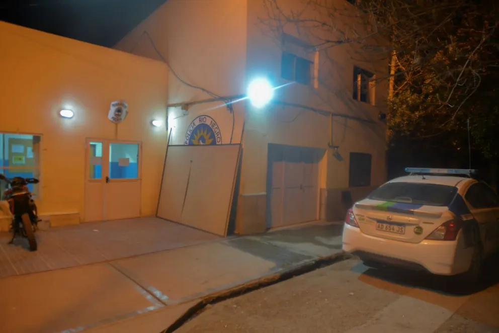 Le sonó la alarma y vio al delincuente irse corriendo con dos botellas de vino 