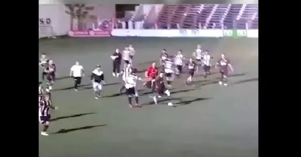 VIDEO: Tremenda bataola en el Deportivo Roca en un torneo comercial de fútbol