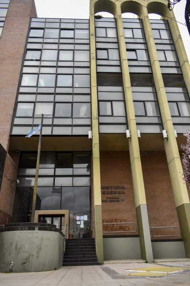 Se trabaja a pleno para el conteo final de las mesas escrutadas de este domingo 26 en el Juzgado Federal de Viedma. Foto archivo. 