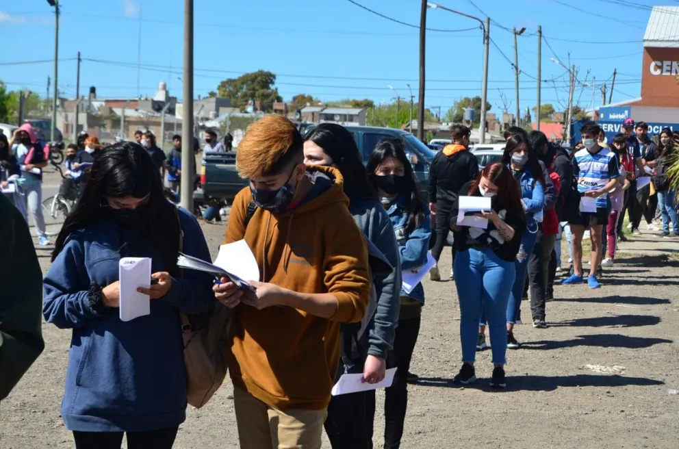 Larga fila de jóvenes con la esperanza de un empleo o una beca para seguir estudiando