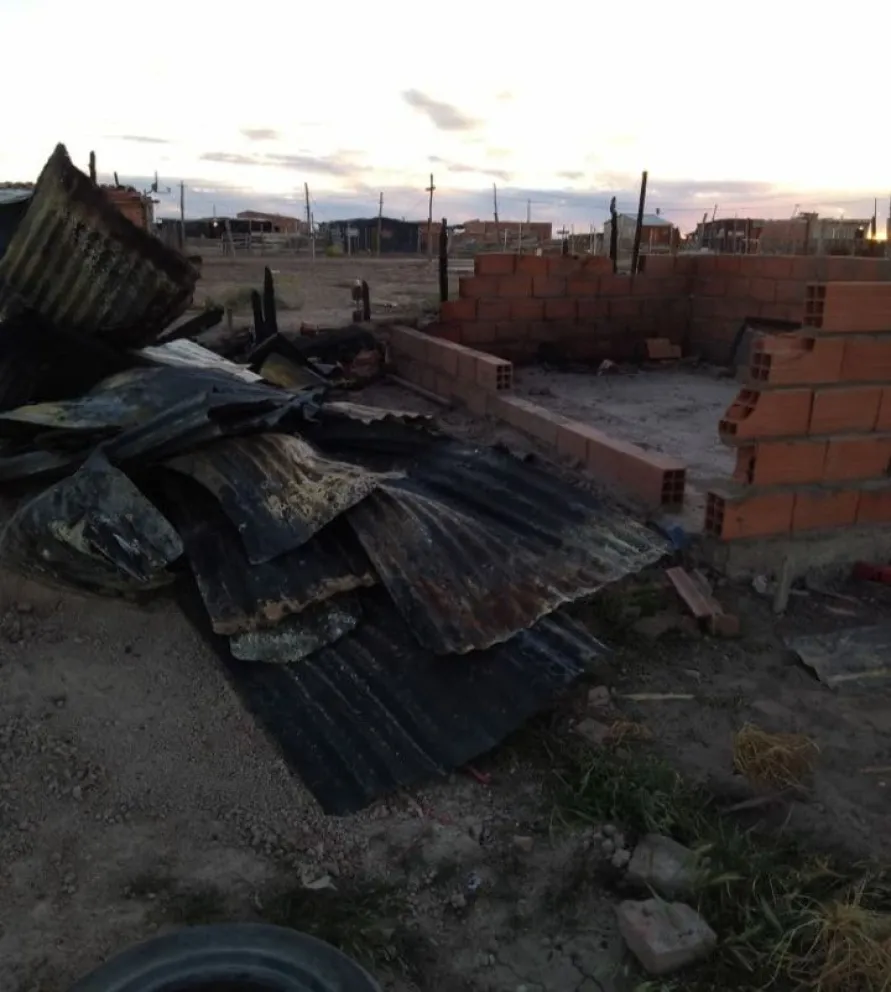 El fuego dejó sin casa a un joven, y se armó una colecta para levantar las paredes otra vez