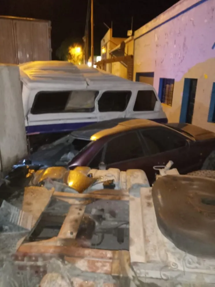 Un camionero tomó los recaudos pero el freno de mano falló, y el acoplado destruyó autos