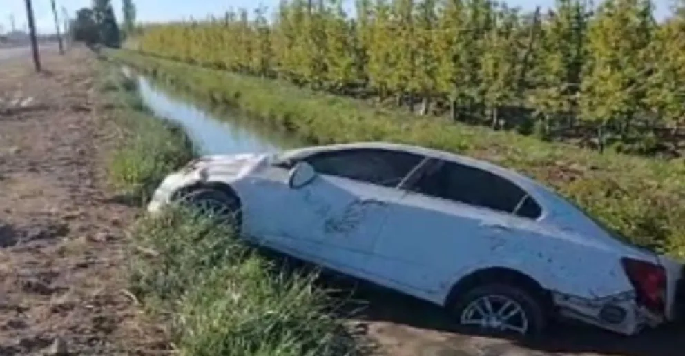 Chocó contra un poste de luz, perdió el control y cayó a un canal de riego