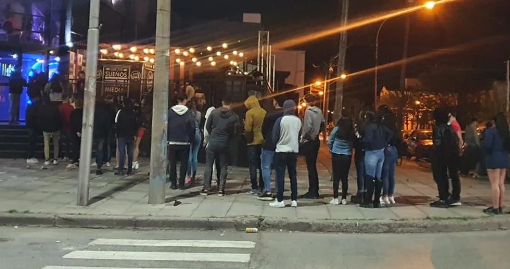 Se agarraron de las trenzas a la salida de Dadá: una es policía