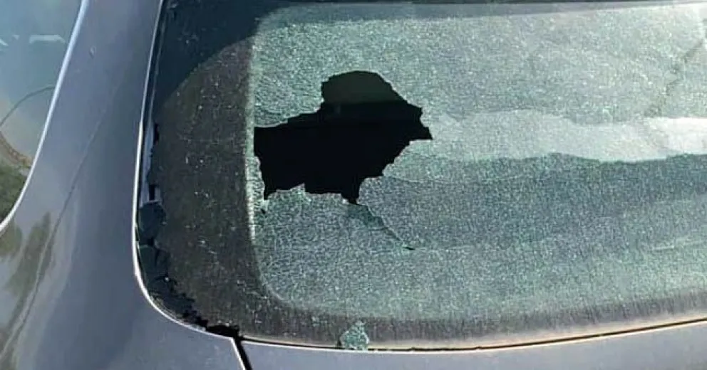 Un policía volvía a su casa y le dispararon a su auto