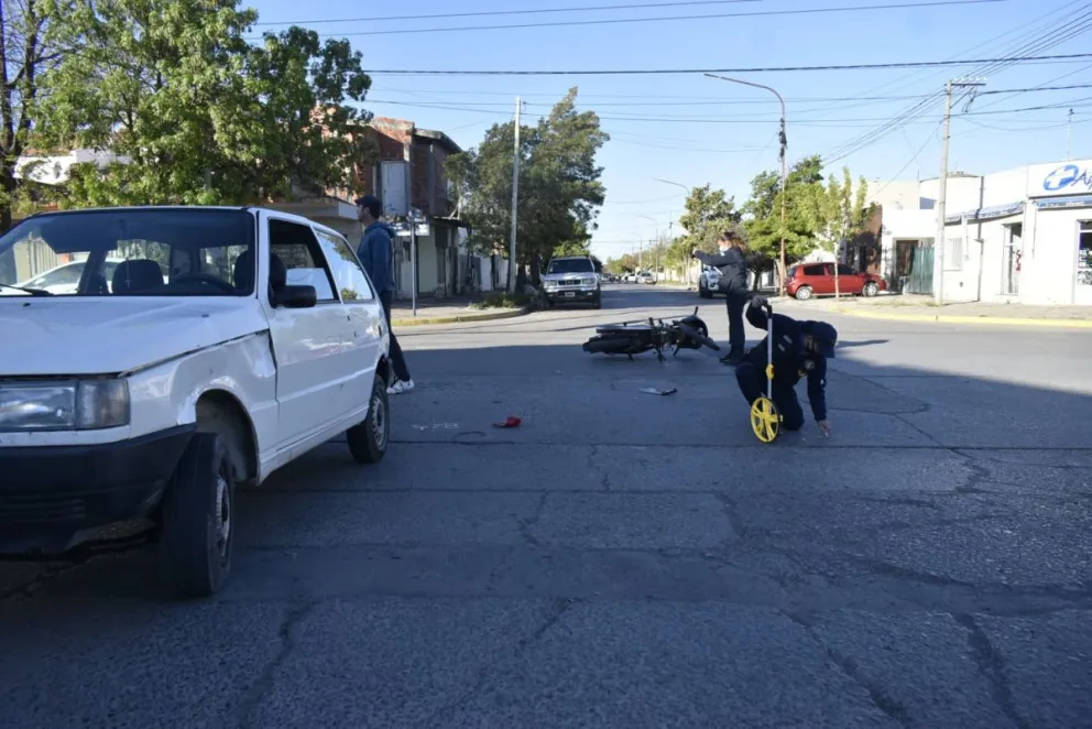 Motociclista herido tras ser embestido por un Fiat Uno