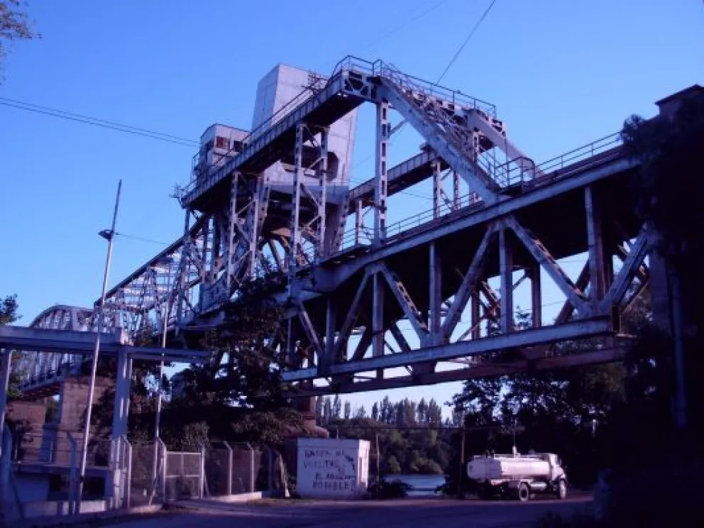 Un improvisado clavadista probó irresponsablemente desde el puente ferrocarretero 