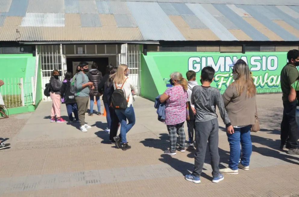 Llamaron a vacunarse sin turno, y varios jóvenes se quedaron sin su dosis 