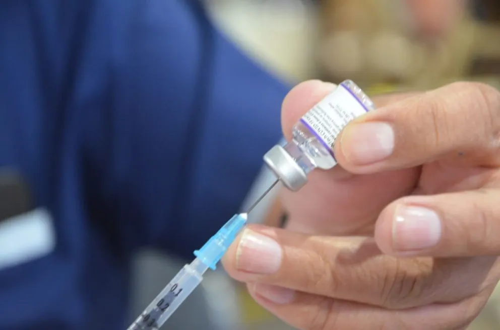 Un grupo de personas tachó de "experimento" el proceso de vacunación 