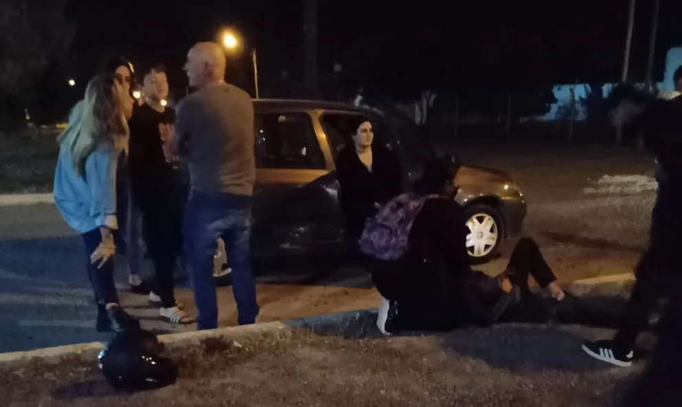 Choque en una peligrosa rotonda: un motociclista pasará el fin de semana largo en reposo