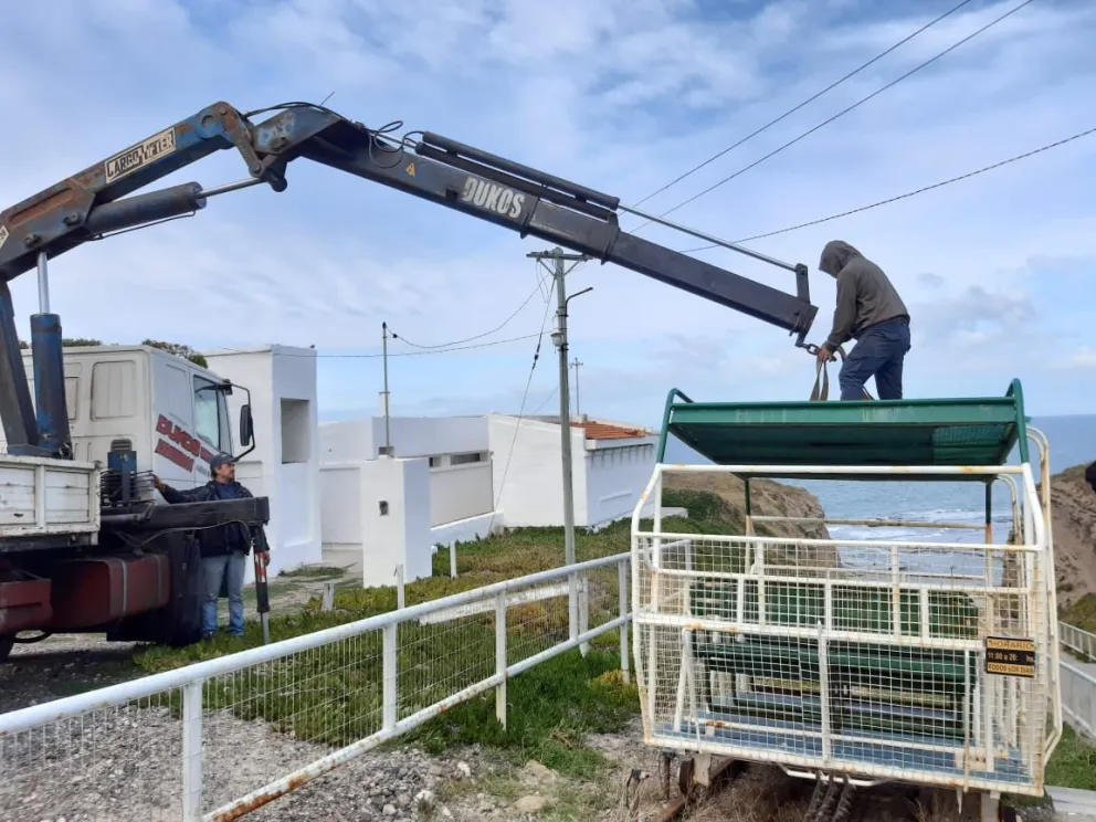  Ya reparan el carro elevador que permite el acceso a la playa de La Lobería