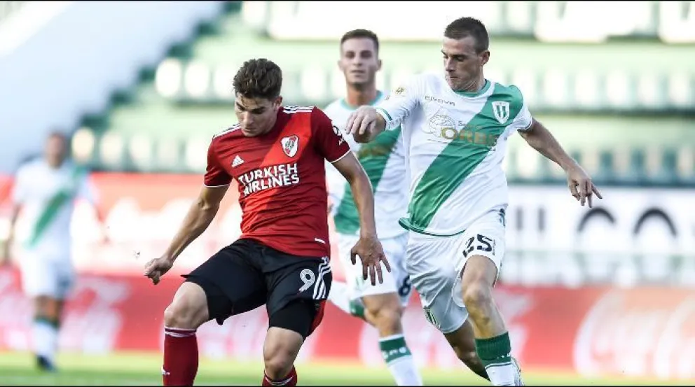 River Plate enfrenta a Banfield y quiere mantenerse en lo alto: hora, TV y formaciones