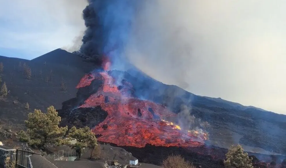 Volcán de La Palma: se derrumbó la cara norte y la lava arrasa todo a su paso
