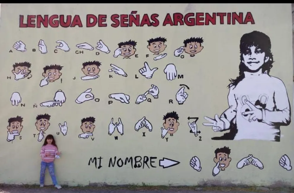 Pintaron un abecedario de lengua de señas para que toda la escuela pueda comunicarse con una niña sorda