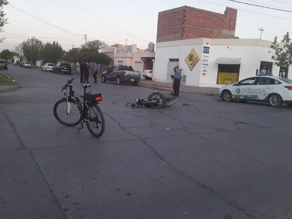Un motociclista chocó contra una camioneta y quedó en el interior del vehículo