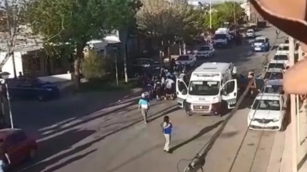 Tragedia en el fútbol argentino: un hincha cayó desde una tribuna y murió 