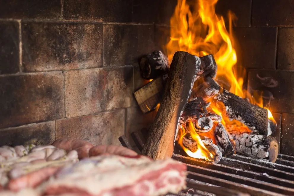Día Nacional del Asado Argentino: no todo es carne, cómo prender el fuego de la parrilla