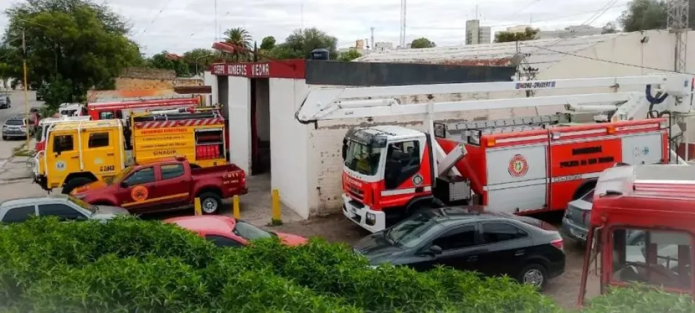 Una "multitud" provocó demasiado peso para un ascensor, y Bomberos concretó el rescate 