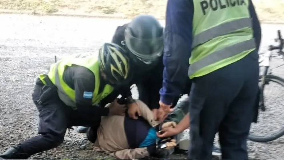 Una mujer denunció que policías le pegaron a sus hijos y los arrestaron porque los confundieron con ladrones