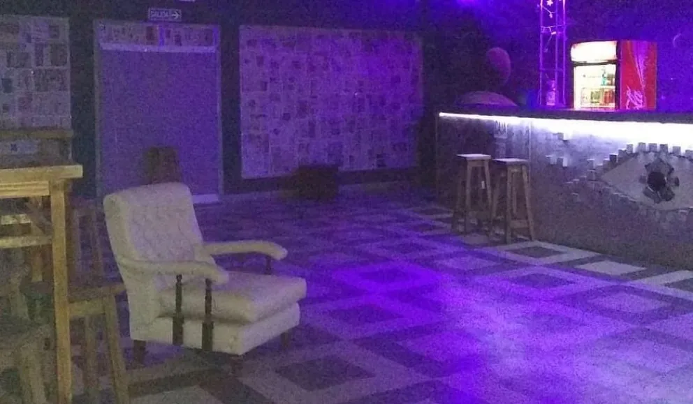 Un hombre le pegó una piña en la cara a una chica porque lo mandó su hermana