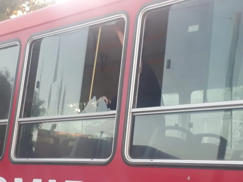Repudio por el salvaje ataque a un colectivo: el comunicado de la empresa por los hechos