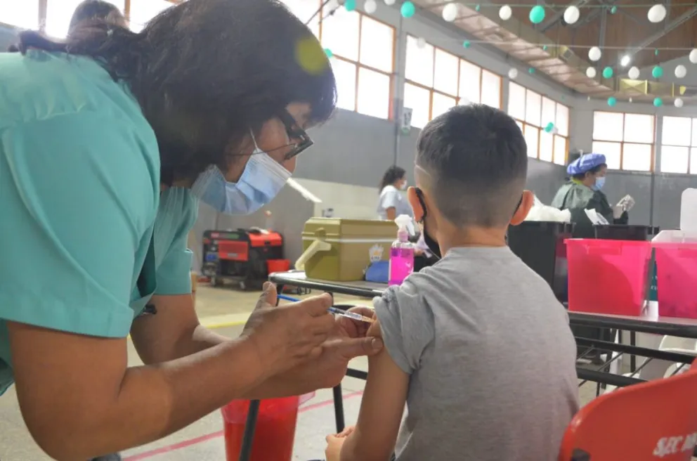 Continuarán vacunando a jóvenes y niños este sábado en el Fioravanti Ruggeri