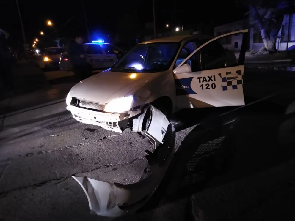 Dos motociclistas sin cascos chocaron contra un taxi que quedó desarmado