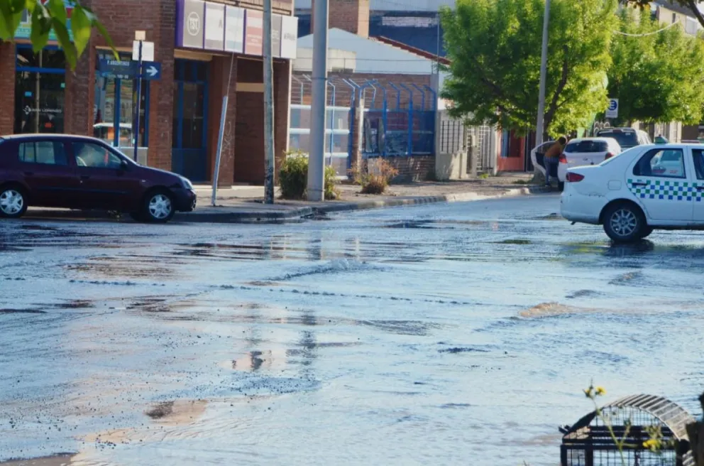 Tras más de seis horas sin agua se normaliza el servicio