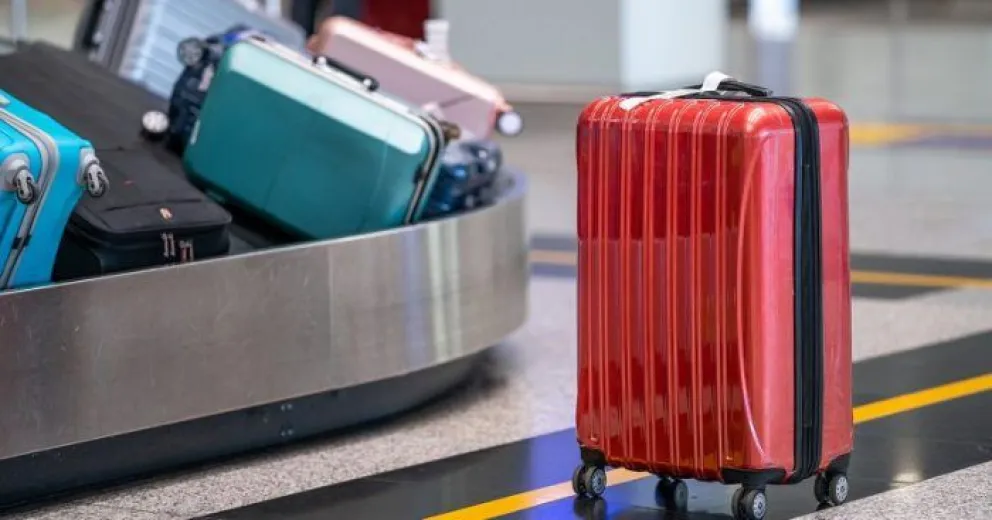 Un insólito truco para llevar equipaje extra en el avión sin pagar de más