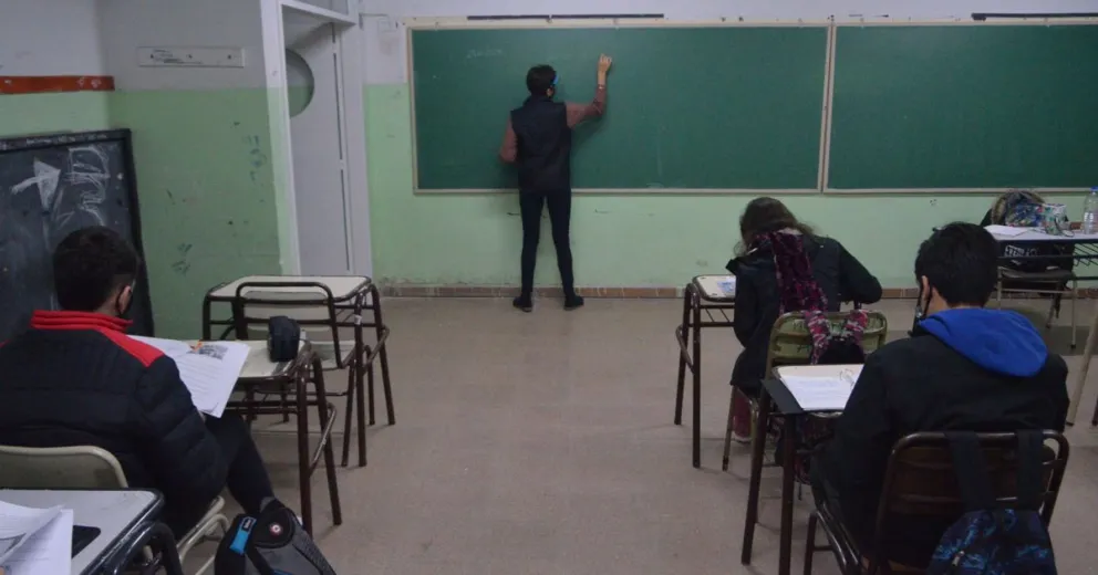Altos niveles de inscripción escolar, y bajos de deserción 