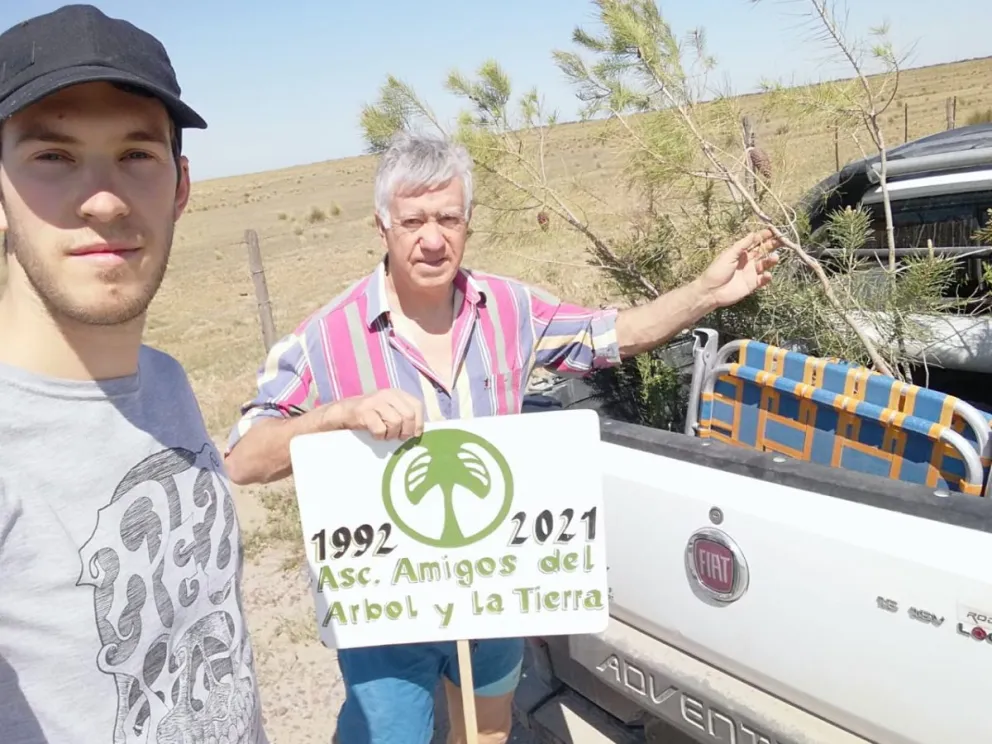 Aprovecharon el fin de semana largo para plantar árboles en el camino a La Baliza