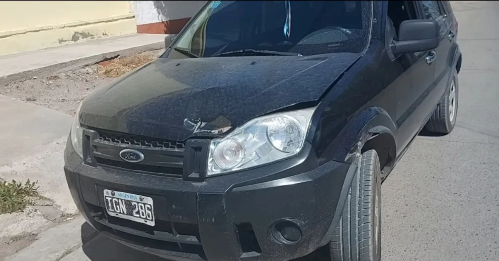 Vecino furioso porque un joven le chocó el auto con un camión Ivess y huyó
