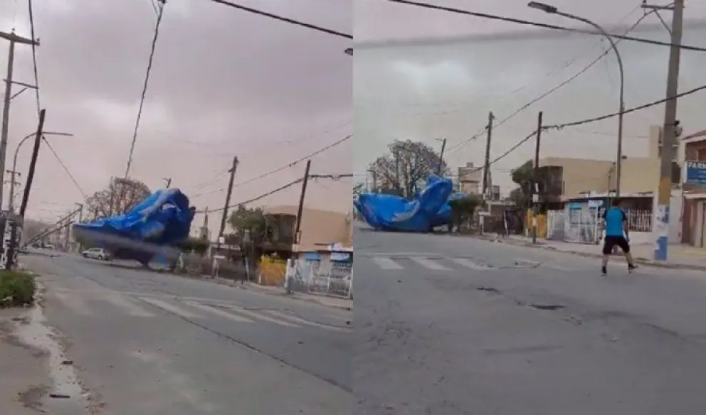 Por el temporal de viento se voló una Pelopincho y apareció en medio de una avenida