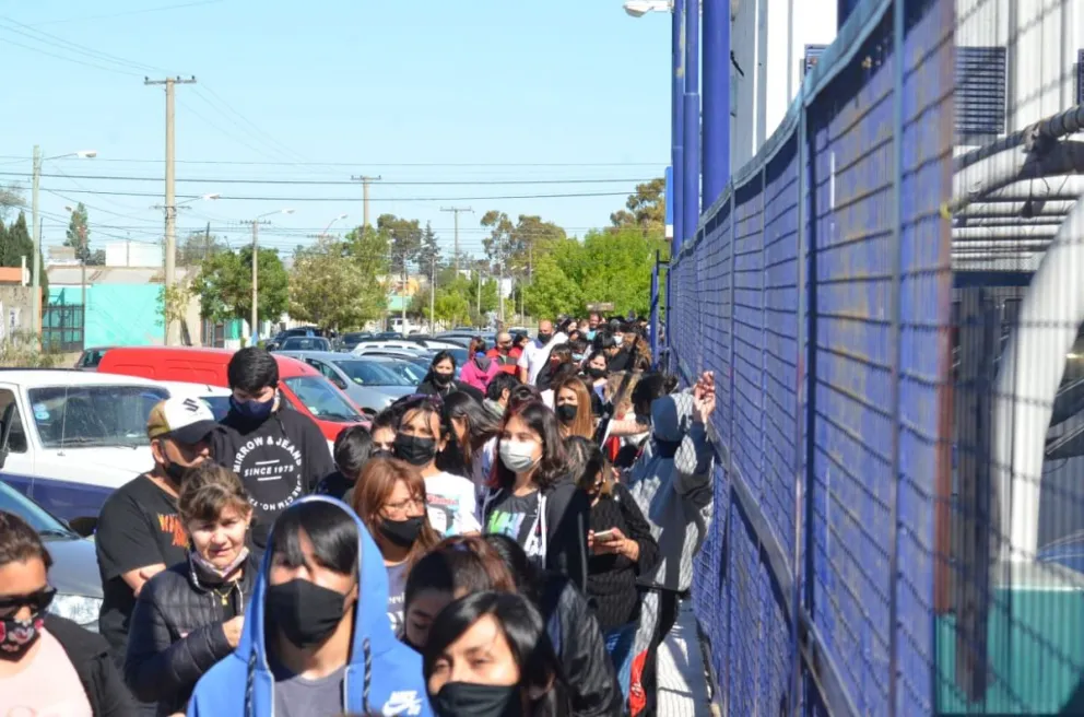 Niños, niñas y jóvenes dieron el ejemplo y rodearon al "Fiora" para vacunarse