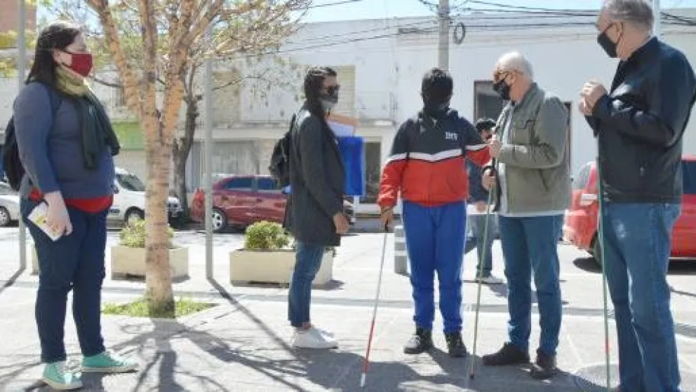 Viedma celebró promoviendo cruces de calle en forma simbólica