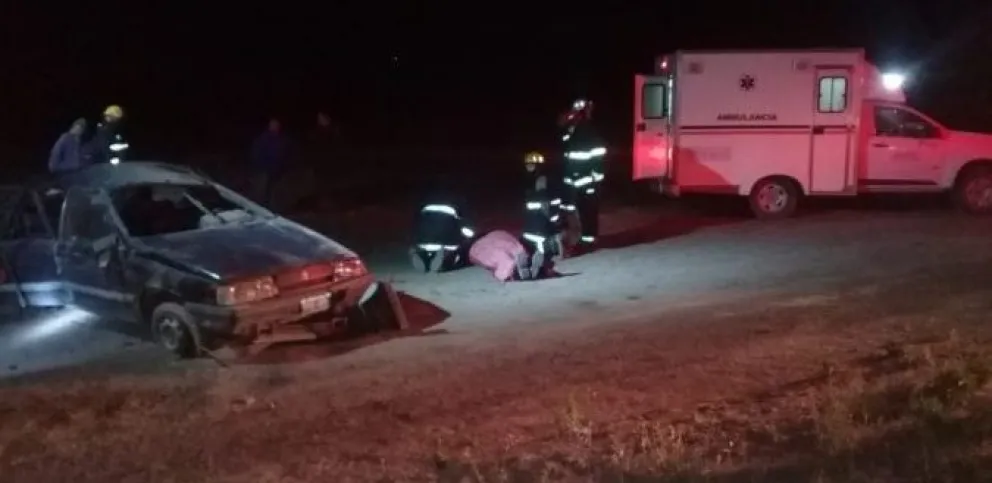 Volcaron en el camino hacia San Blas: una mujer terminó expulsada del auto