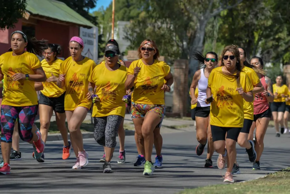 Más de 300 mujeres participaron de una carrera organizada por la Policía