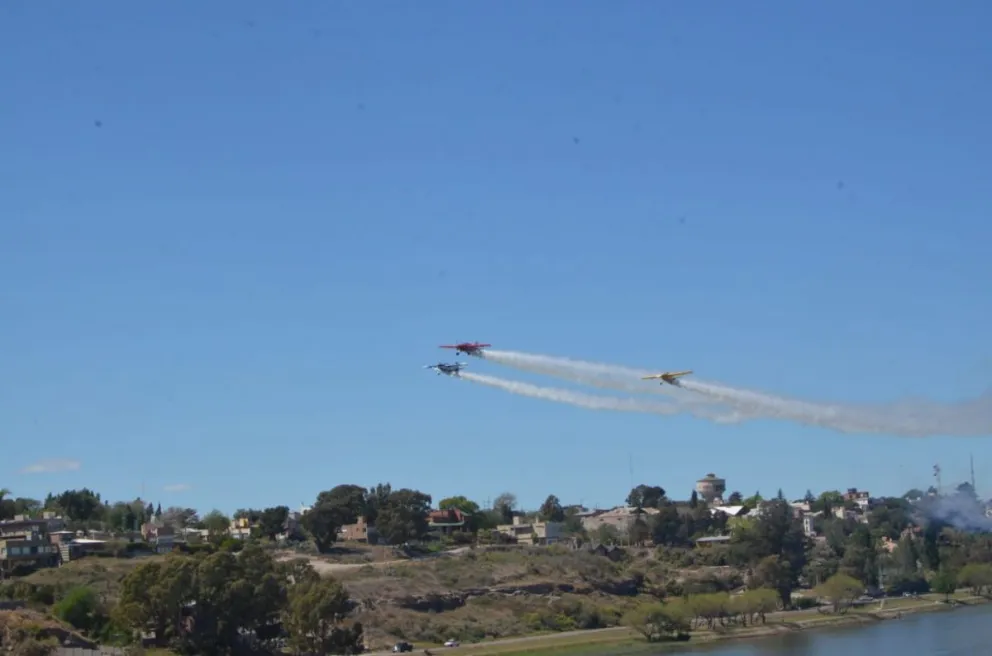 El Rans Team sigue llenando el cielo de acrobacia aérea en Viedma y Patagones
