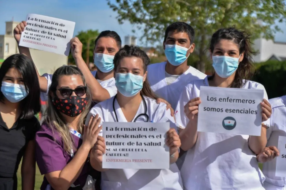 “Somos esenciales”: Estudiantes de Enfermería resisten al cierre de la carrera