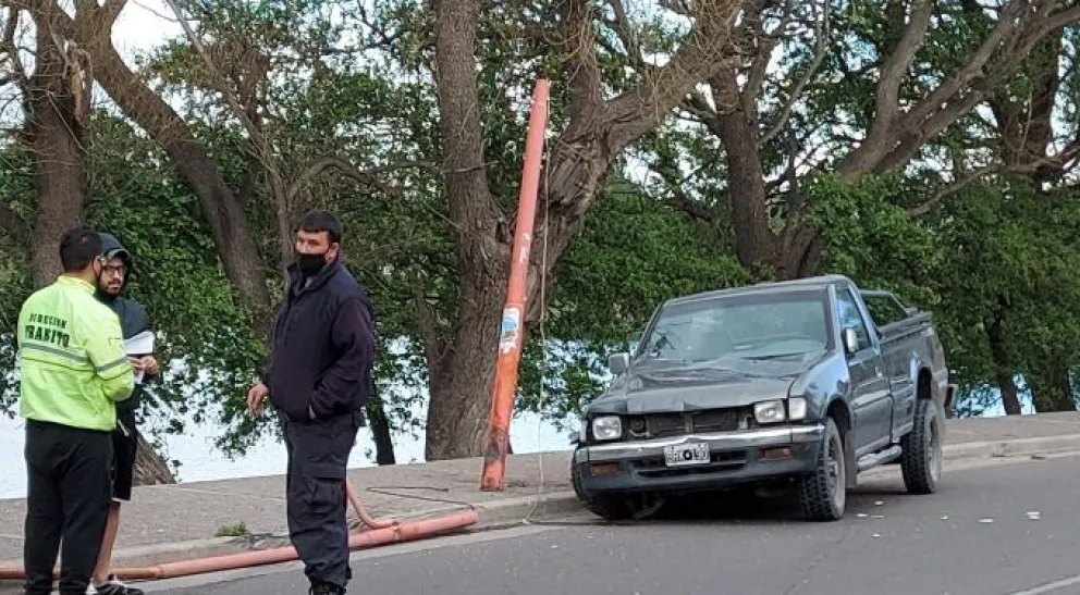 Chocó contra una columna del alumbrado público y la derribó