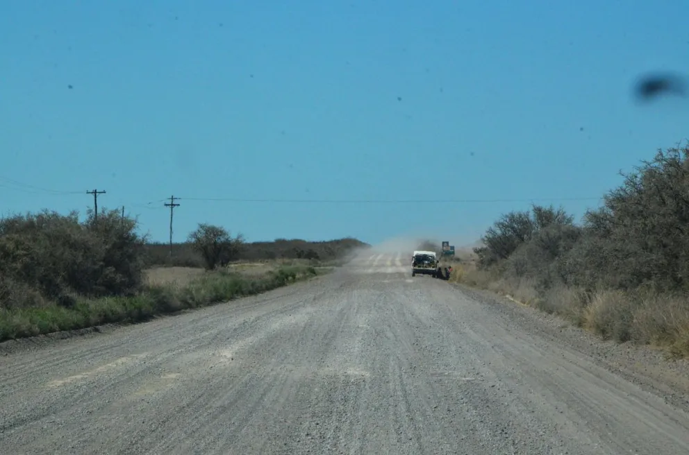 Para mantener los caminos, dejan maquinaria estable en San Blas y Villa 7 de Marzo