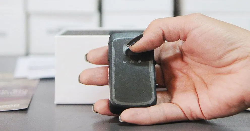 Cómo funcionan los dispositivos que usan mujeres que denunciaron casos de violencia