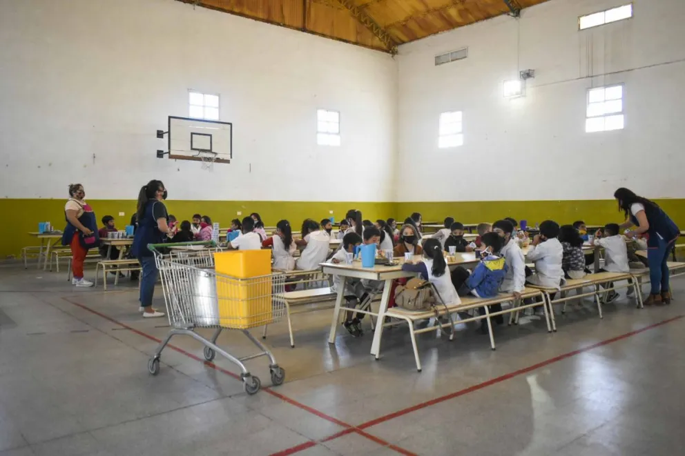 Los menús se elaboran en las escuelas, con una guía diseñada desde el área central. (Archivo).